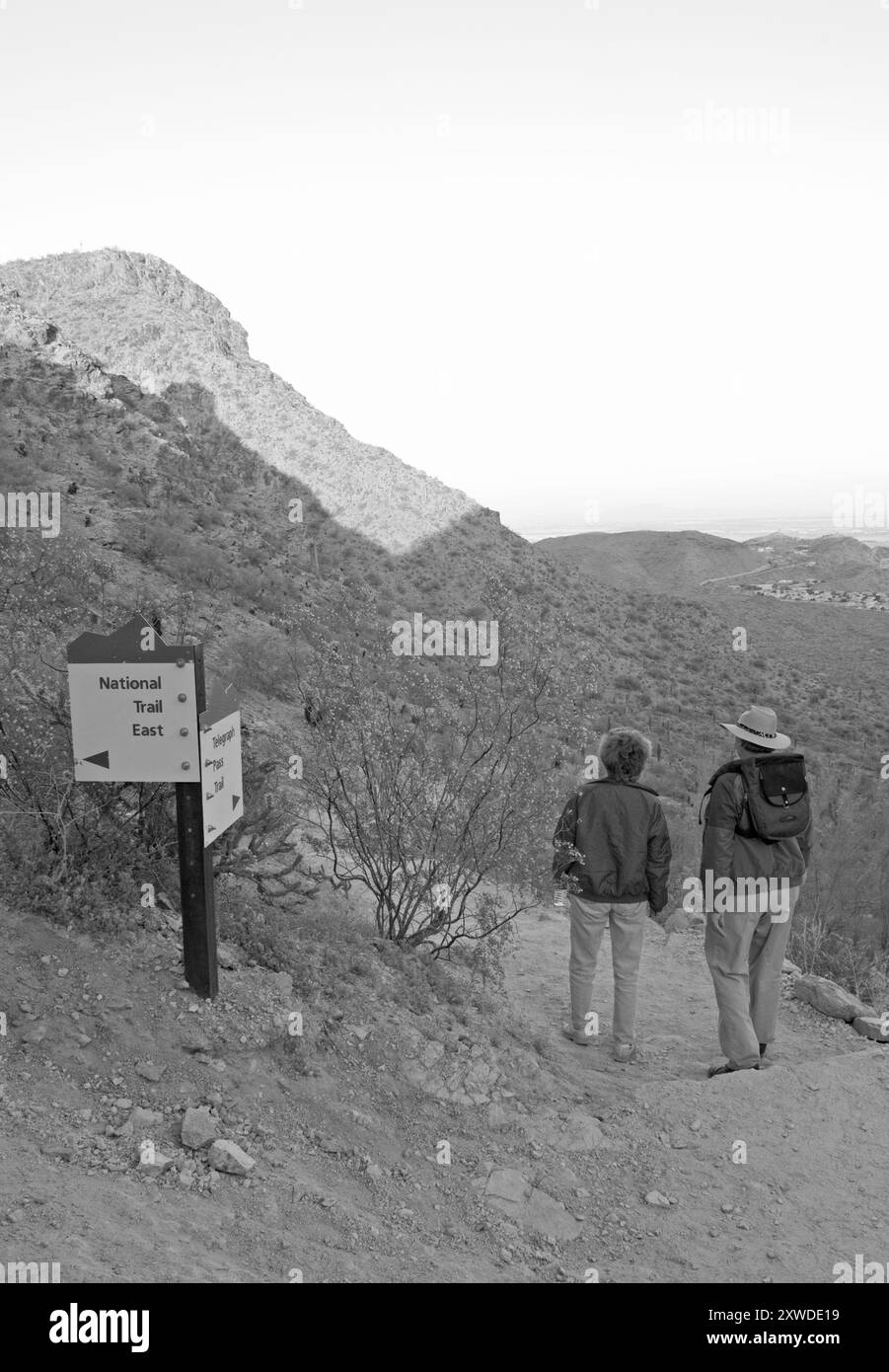 Couple caucasien dans leur randonnée des années 50 Telegraph Pass Trail à South Mountain Park, Phoenix, Arizona, États-Unis. Banque D'Images