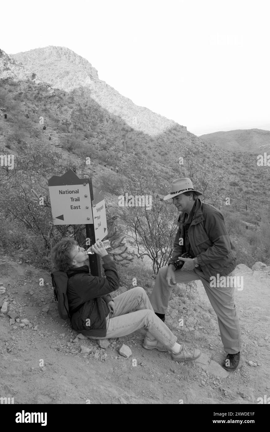 Couple caucasien de 50 à 60 se reposant avant de faire une randonnée sur le Telegraph Pass Trail à South Mountain Park, Phoenix, Arizona, États-Unis. Banque D'Images