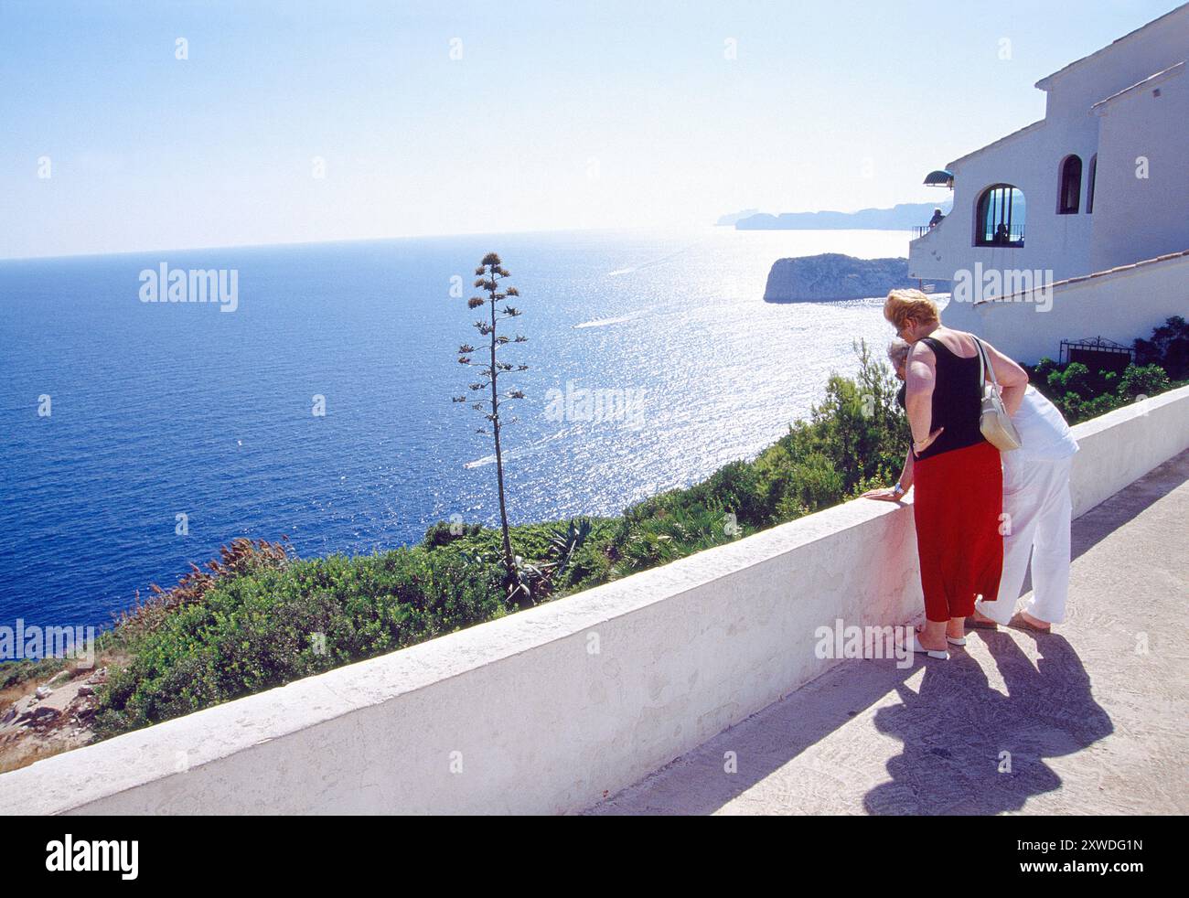 Couple de touristes matures à la vue. Le Cap de La Nao, province d'Alicante, Valence, Espagne. Banque D'Images