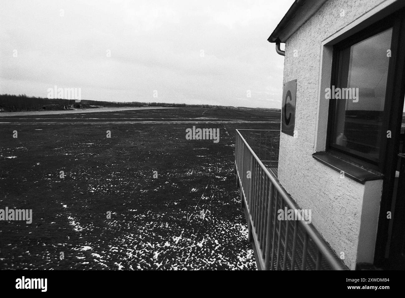 Flugplatz Altenburg 11.01.1995, Altenburg-Nobitz, Flugplatz,bis 1992 Flugplatz der Roten Armee, der sowjetischen Luftstreitkräfte. AM 24. Januar 1992 wurde die Flugplatz Altenburg-Nobitz GmbH gegründet. Eine Umnutzung als Regionalflugplatz erfolgte. Snow erfolgte ein stetiger Ausbau der flugtechnischen Anlagen. Ein neuer Tower und ein neues Abfertigungsgebäude entstanden. IM Sommer 1996 startete zum ersten mal ein Charterflug der Gesellschaft Air Malta. *** Aérodrome d'Altenburg 11 01 1995, Altenburg Nobitz, aérodrome, jusqu'en 1992 aérodrome de l'Armée rouge, l'Armée de l'Air soviétique le 24 janvier 199 Banque D'Images