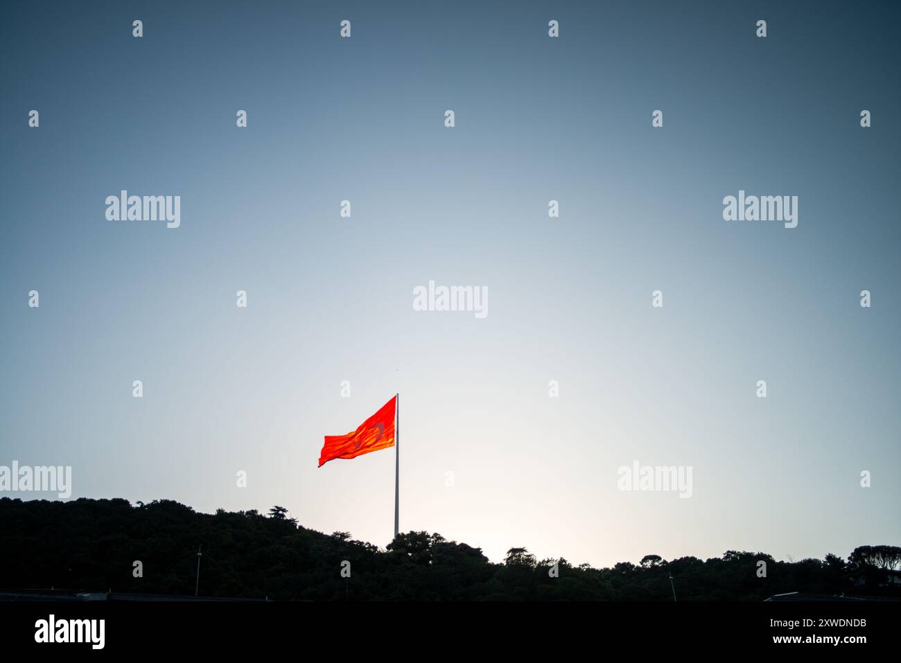 Une image puissante du drapeau turc agitant fièrement au sommet d'une montagne, symbolisant la force, la liberté et la fierté nationale, sur fond de vaste Banque D'Images Une image puissante du drapeau turc agitant fièrement au sommet d'une montagne, symbolisant la force, la liberté et la fierté nationale, sur fond de vaste Banque D'Images