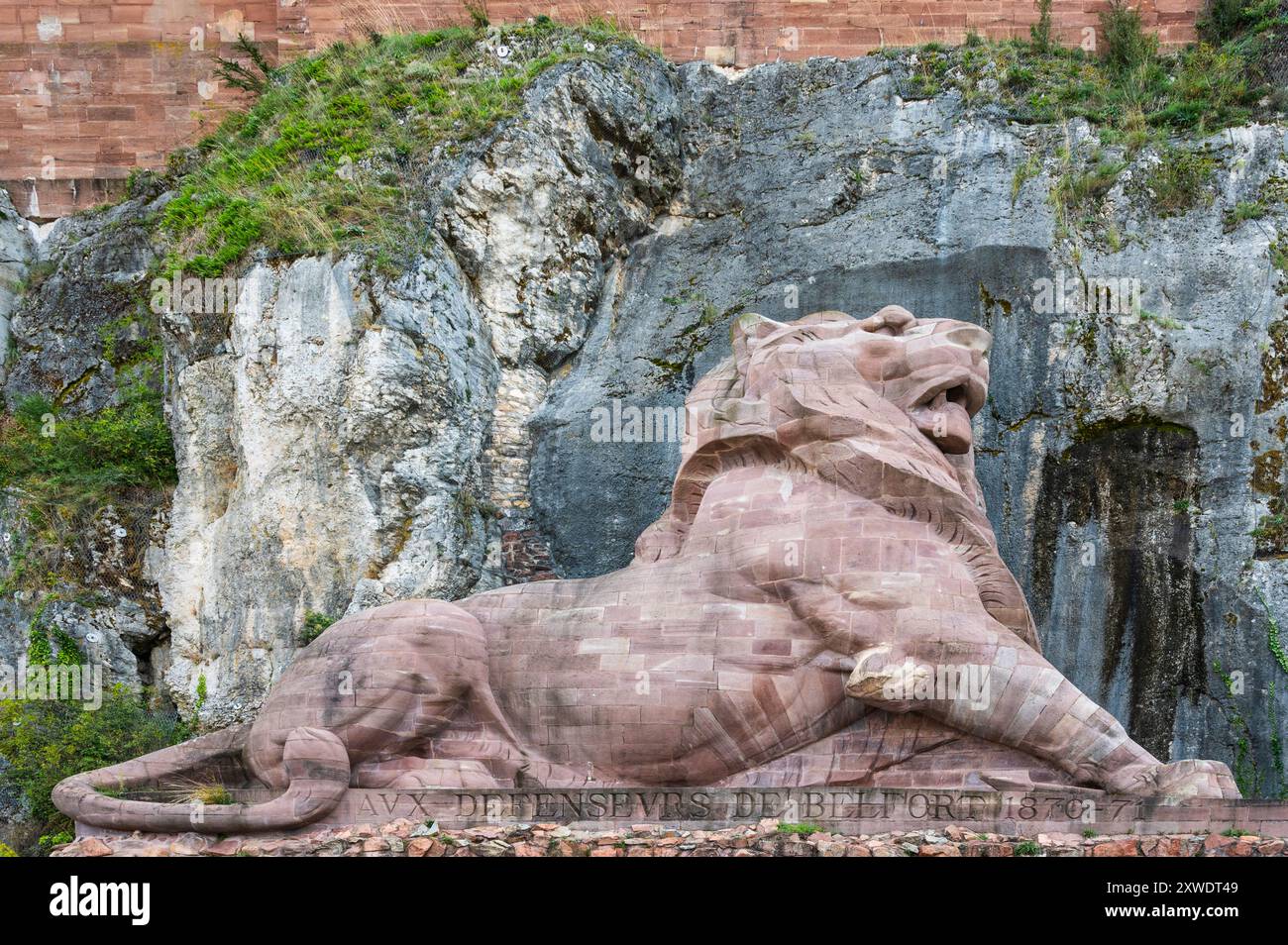 Un lion de pierre géant appelé le lion de Belfort est le symbole de la ville de Belfort et de son territoire en Franche-Comté Banque D'Images