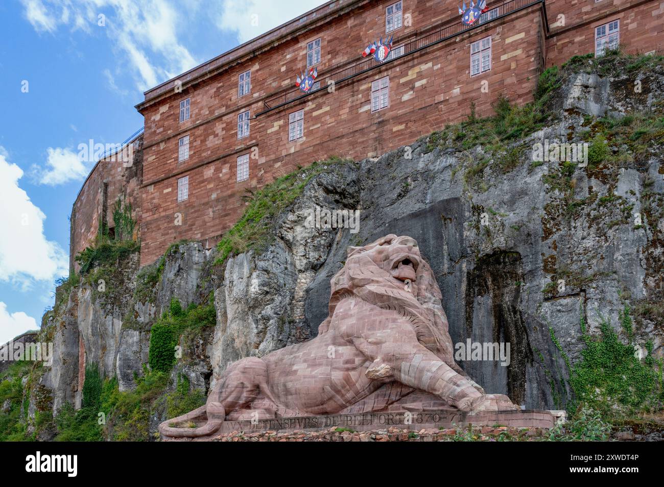 Un lion de pierre géant appelé le lion de Belfort est le symbole de la ville de Belfort et de son territoire en Franche-Comté Banque D'Images