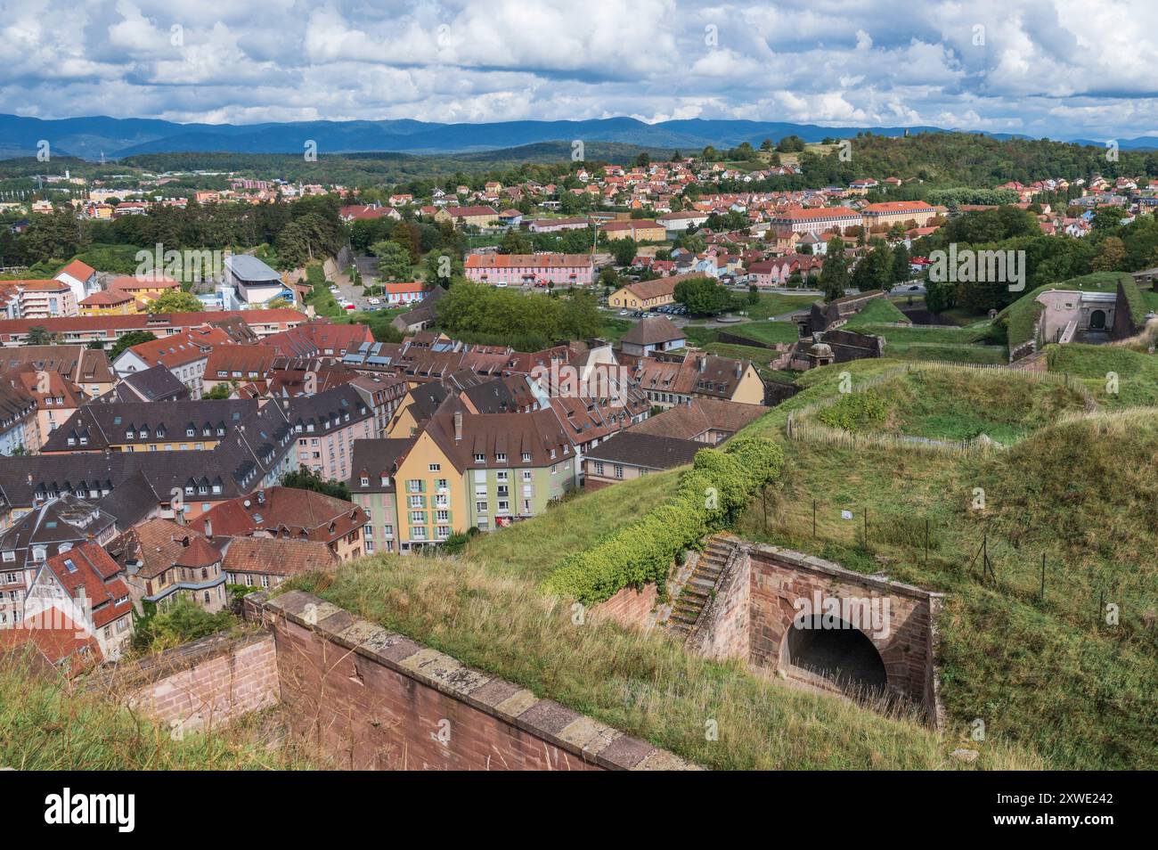La vue depuis la colline de la citadelle de la ville sur Belfort, capitale du territoire de Belfort en Franche-Comté, France Banque D'Images