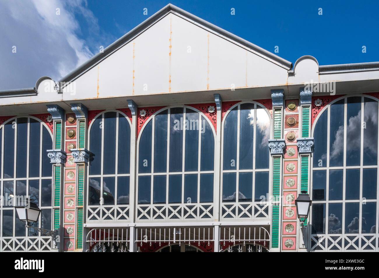 Détail de l'entrée du marché couvert de Fréry, la halle historique de Belfort à Belfort, France Banque D'Images