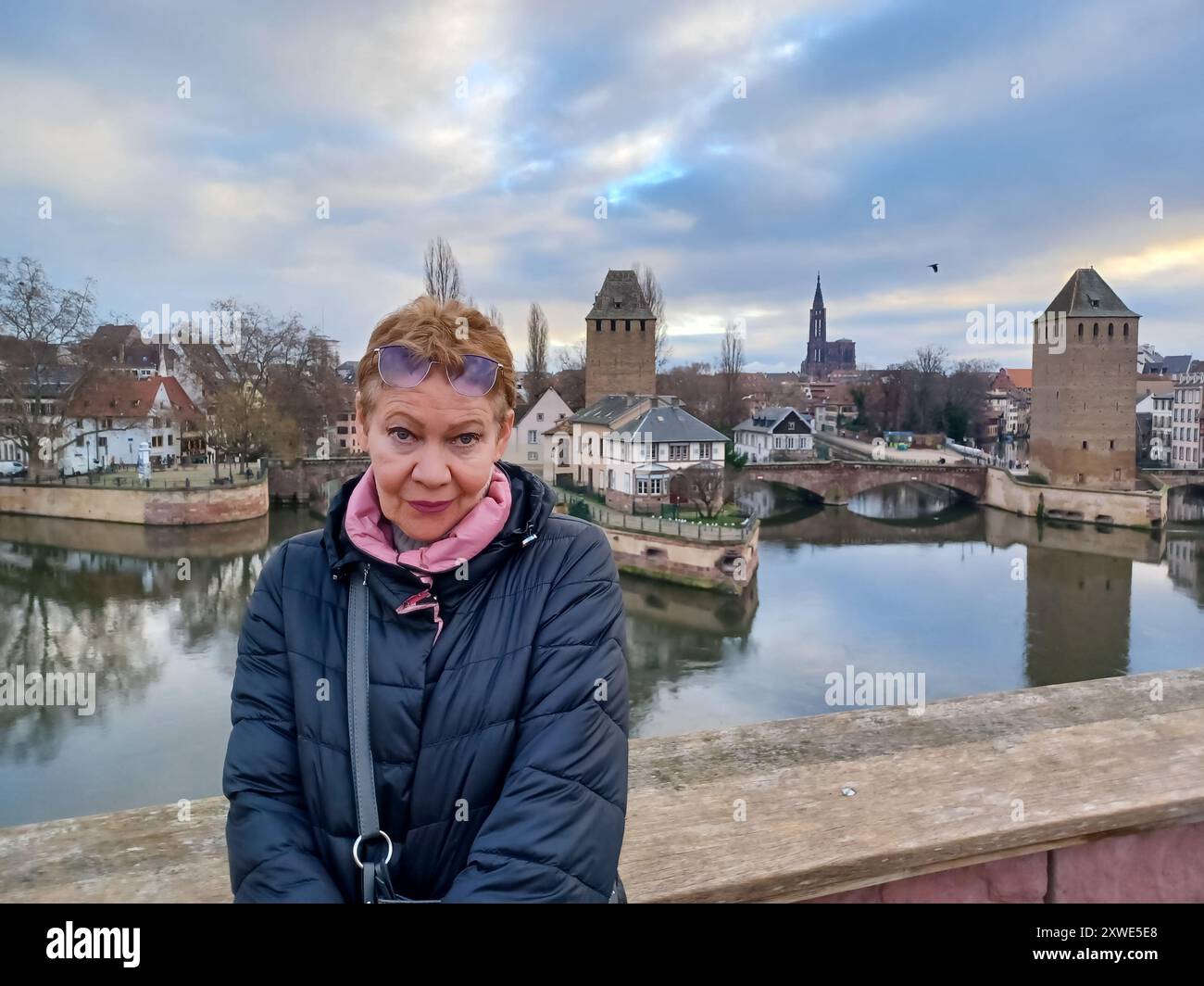 Portrait de femme mature au pont médiéval ponts couverts et barrage Vauban. Strasbourg, France Banque D'Images