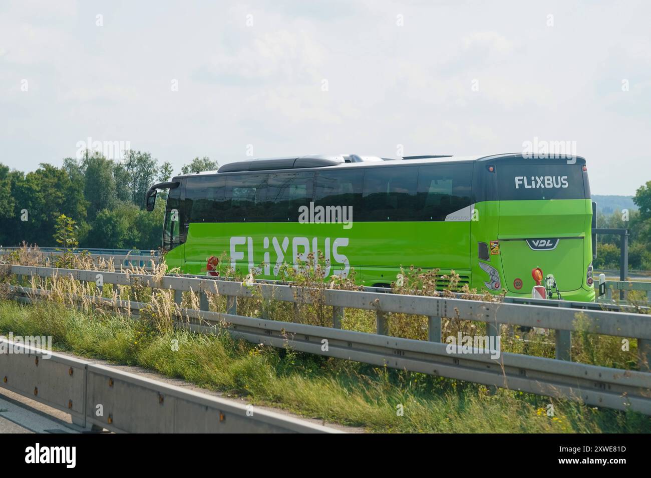 FlixBus, Autobahn, bus, Verkehr, Reise, Fernbus, Grün, transport, LKW, Straße, Sommer, Mobilität, Verkehrssicherheit, Symbolfoto, Fernbusverkehr, nachhaltige Mobilität, Verkehrssicherheit, Reisen, Sommerurlaub, Verkehrsinfrastruktur, CO2-Reduktion, Klimaschutz, öffentliche Verkehrsmittel, Mobilitätswende, Energiekrise, Verkehrsbelastung, Stau, Alternative Reiseoptionen, Pendlerverkehr, Transportwesen, Flix bus *** FlixBus, autoroute, bus, trafic, voyage, bus longue distance, vert, transport, camion, route, été, mobilité, sécurité routière, photo symbole, transport en bus longue distance, mobili durable Banque D'Images