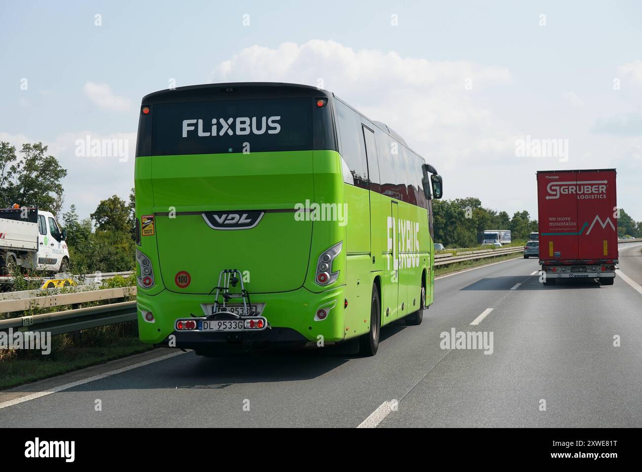 FlixBus, Autobahn, bus, Verkehr, Reise, Fernbus, Grün, transport, LKW, Straße, Sommer, Mobilität, Verkehrssicherheit, Symbolfoto, Fernbusverkehr, nachhaltige Mobilität, Verkehrssicherheit, Reisen, Sommerurlaub, Verkehrsinfrastruktur, CO2-Reduktion, Klimaschutz, öffentliche Verkehrsmittel, Mobilitätswende, Energiekrise, Verkehrsbelastung, Stau, Alternative Reiseoptionen, Pendlerverkehr, Transportwesen, Flix bus *** FlixBus, autoroute, bus, trafic, voyage, bus longue distance, vert, transport, camion, route, été, mobilité, sécurité routière, photo symbole, transport en bus longue distance, mobili durable Banque D'Images