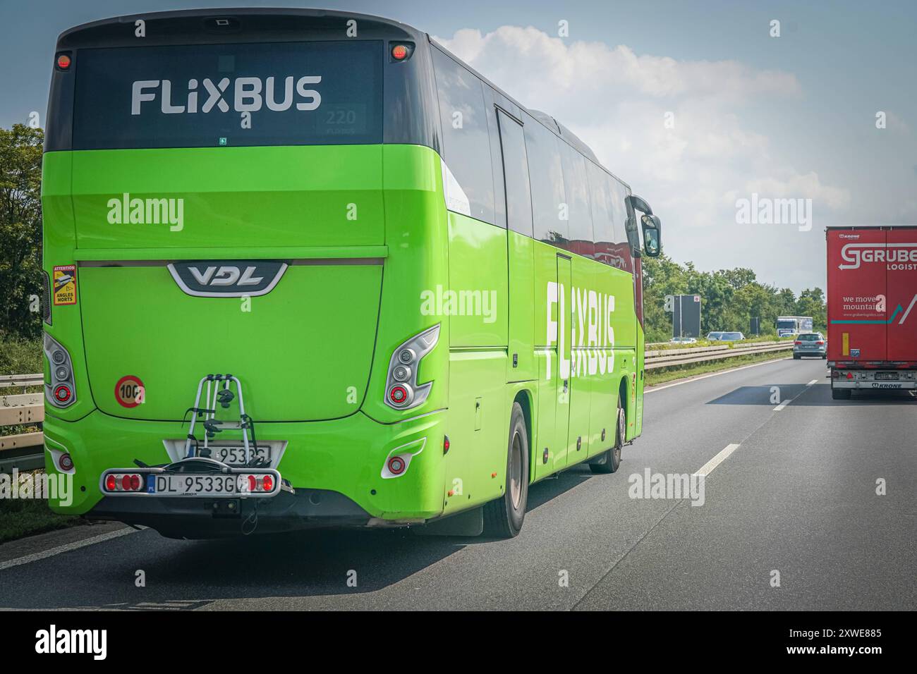 FlixBus, Autobahn, bus, Verkehr, Reise, Fernbus, Grün, transport, LKW, Straße, Sommer, Mobilität, Verkehrssicherheit, Symbolfoto, Fernbusverkehr, nachhaltige Mobilität, Verkehrssicherheit, Reisen, Sommerurlaub, Verkehrsinfrastruktur, CO2-Reduktion, Klimaschutz, öffentliche Verkehrsmittel, Mobilitätswende, Energiekrise, Verkehrsbelastung, Stau, Alternative Reiseoptionen, Pendlerverkehr, Transportwesen, Flix bus *** FlixBus, autoroute, bus, trafic, voyage, bus longue distance, vert, transport, camion, route, été, mobilité, sécurité routière, photo symbole, transport en bus longue distance, mobili durable Banque D'Images