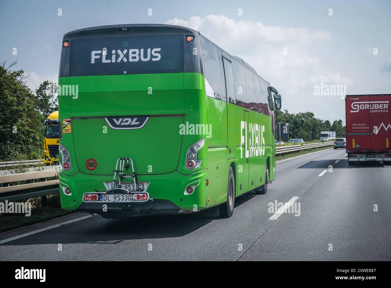 FlixBus, Autobahn, bus, Verkehr, Reise, Fernbus, Grün, transport, LKW, Straße, Sommer, Mobilität, Verkehrssicherheit, Symbolfoto, Fernbusverkehr, nachhaltige Mobilität, Verkehrssicherheit, Reisen, Sommerurlaub, Verkehrsinfrastruktur, CO2-Reduktion, Klimaschutz, öffentliche Verkehrsmittel, Mobilitätswende, Energiekrise, Verkehrsbelastung, Stau, Alternative Reiseoptionen, Pendlerverkehr, Transportwesen, Flix bus *** FlixBus, autoroute, bus, trafic, voyage, bus longue distance, vert, transport, camion, route, été, mobilité, sécurité routière, photo symbole, transport en bus longue distance, mobili durable Banque D'Images