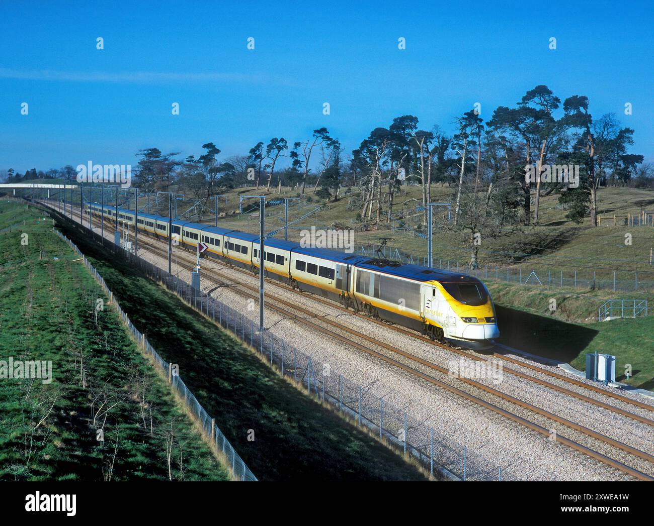 Un Eurostar Class 373 formé des numéros 373002 et 373001 sur HS1 près de Charing Heath dans le Kent le 18 janvier 2004. Banque D'Images