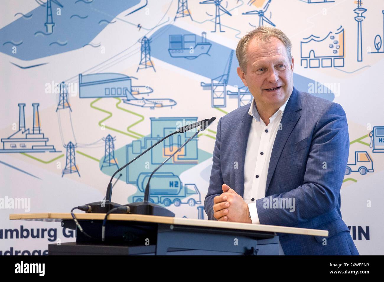 Jens Kerstan, Senator für Umelt, Klima, Energie 20240819ad624 Startsignal für IPCEI-Großelektrolyseur HGHH-Förderprojekte und HH-WIN Wasserstoffnetz Auf dem Gelände des ehemaligen Kraftwerks Moorburg schreiten Rückbau und Flächenvorbereitung für die beiden Projekte, den Hamburg Green Hydrogen Hub HGHH und die Netzanbindung von HH-WIN voran. Mit dem 100-MW-Elektrolyseur für grünen Wasserstoff HGHH der Hamburger Energiewerke und ihres Projektpartners Luxcara sowie dem zunächst 40 kilomètre langen Hamburger Wasserstoff-industrie-Netz HH-WIN von Gasnetz Hamburg schaffen die Unternehmen die Grundla Banque D'Images