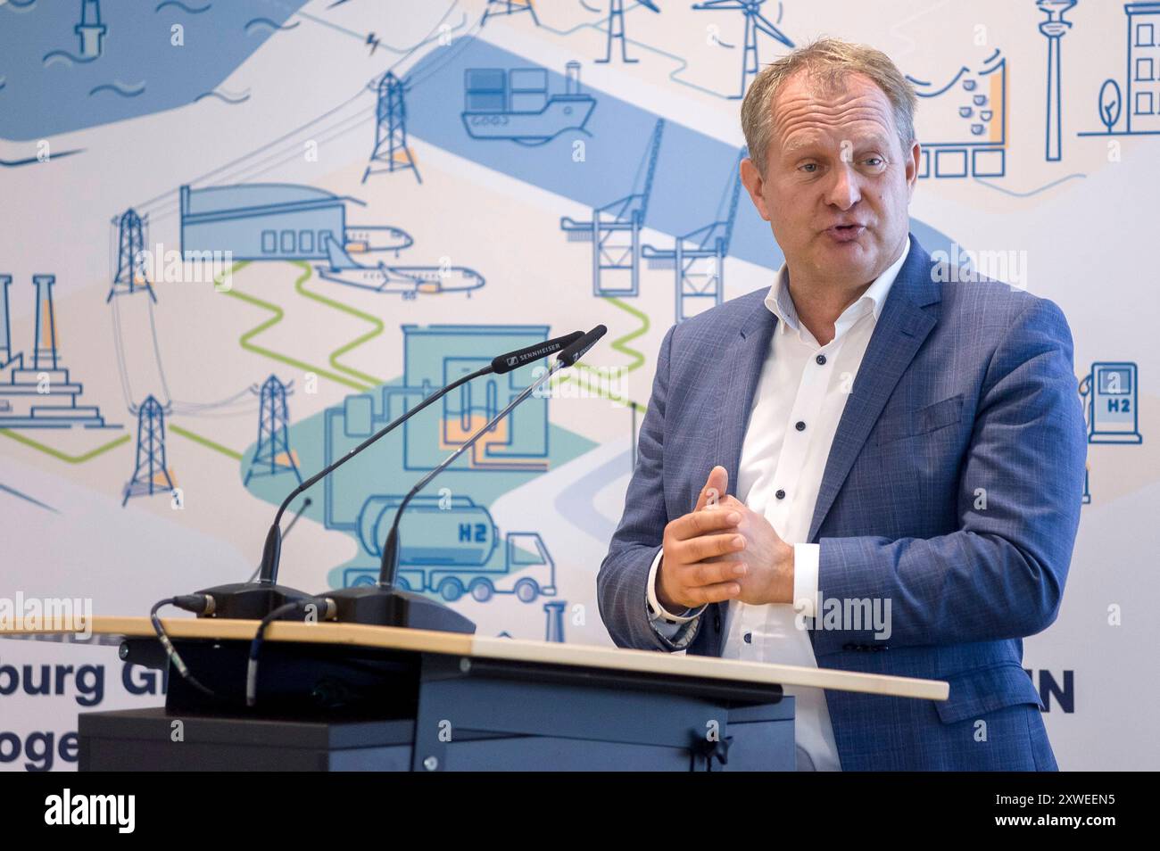 Jens Kerstan, Senator für Umelt, Klima, Energie 20240819ad625 Startsignal für IPCEI-Großelektrolyseur HGHH-Förderprojekte und HH-WIN Wasserstoffnetz Auf dem Gelände des ehemaligen Kraftwerks Moorburg schreiten Rückbau und Flächenvorbereitung für die beiden Projekte, den Hamburg Green Hydrogen Hub HGHH und die Netzanbindung von HH-WIN voran. Mit dem 100-MW-Elektrolyseur für grünen Wasserstoff HGHH der Hamburger Energiewerke und ihres Projektpartners Luxcara sowie dem zunächst 40 kilomètre langen Hamburger Wasserstoff-industrie-Netz HH-WIN von Gasnetz Hamburg schaffen die Unternehmen die Grundla Banque D'Images