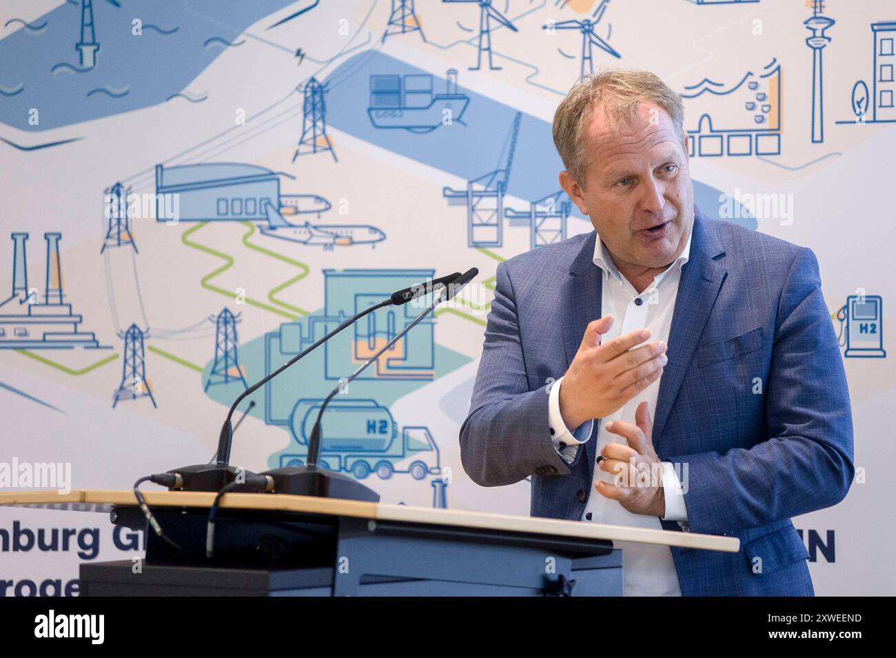 Jens Kerstan, Senator für Umelt, Klima, Energie 20240819ad632 Startsignal für IPCEI-Großelektrolyseur HGHH-Förderprojekte und HH-WIN Wasserstoffnetz Auf dem Gelände des ehemaligen Kraftwerks Moorburg schreiten Rückbau und Flächenvorbereitung für die beiden Projekte, den Hamburg Green Hydrogen Hub HGHH und die Netzanbindung von HH-WIN voran. Mit dem 100-MW-Elektrolyseur für grünen Wasserstoff HGHH der Hamburger Energiewerke und ihres Projektpartners Luxcara sowie dem zunächst 40 kilomètre langen Hamburger Wasserstoff-industrie-Netz HH-WIN von Gasnetz Hamburg schaffen die Unternehmen die Grundla Banque D'Images