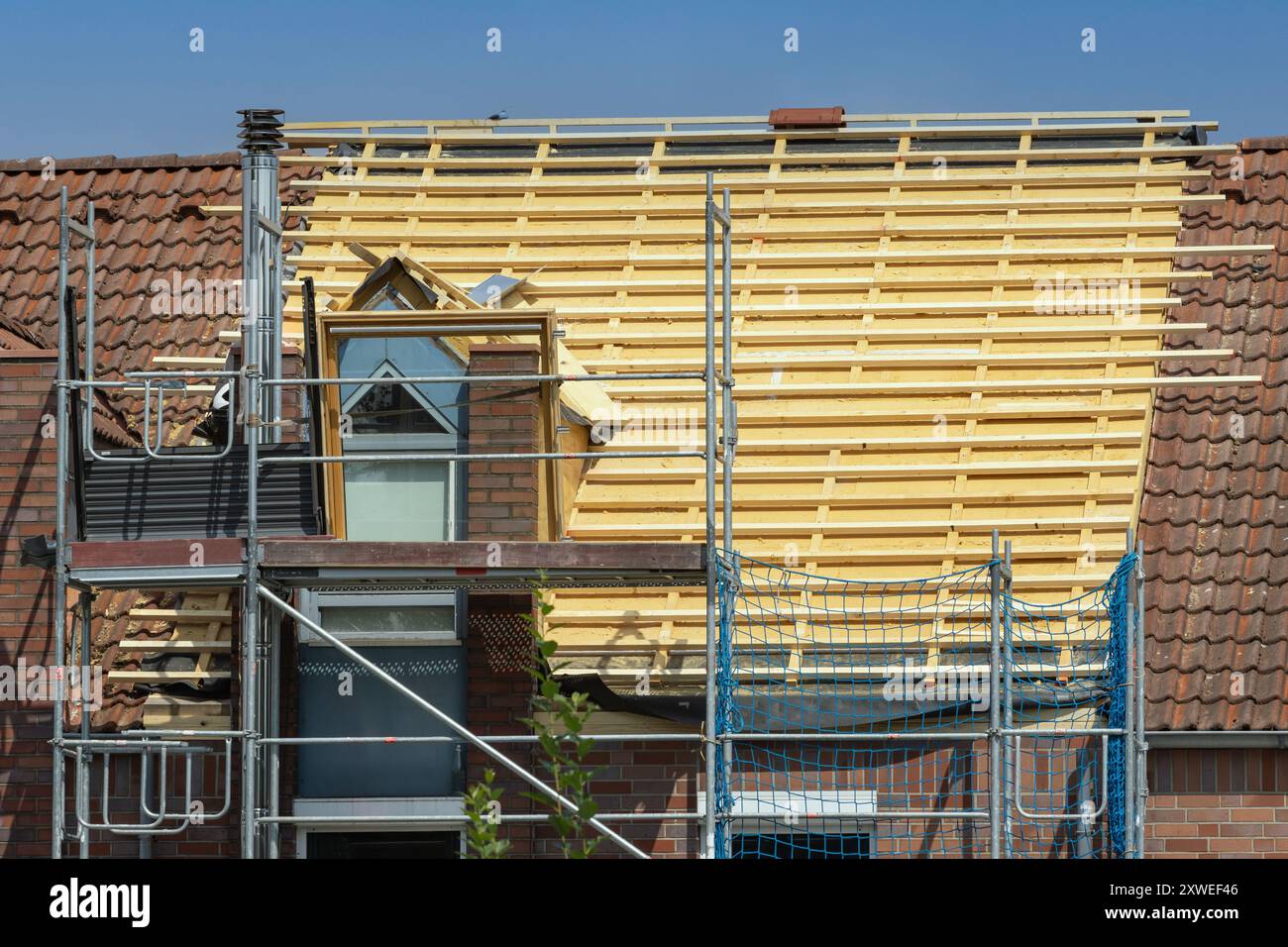 Le toit d'une maison mitoyenne moyenne est en cours de reconstruction Banque D'Images