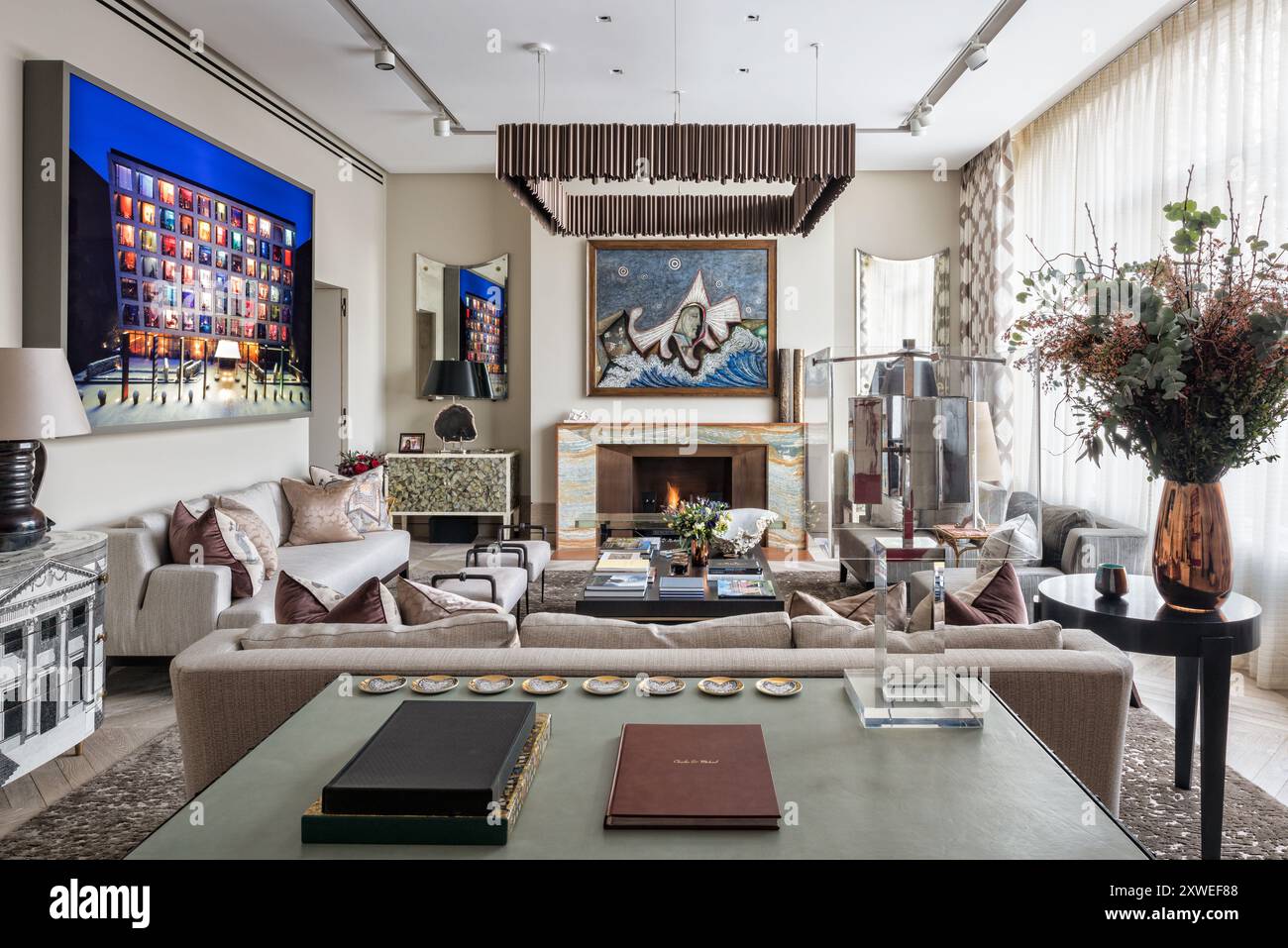 Art moderne dans le salon de la maison britannique moderne de luxe à Londres, Royaume-Uni Banque D'Images
