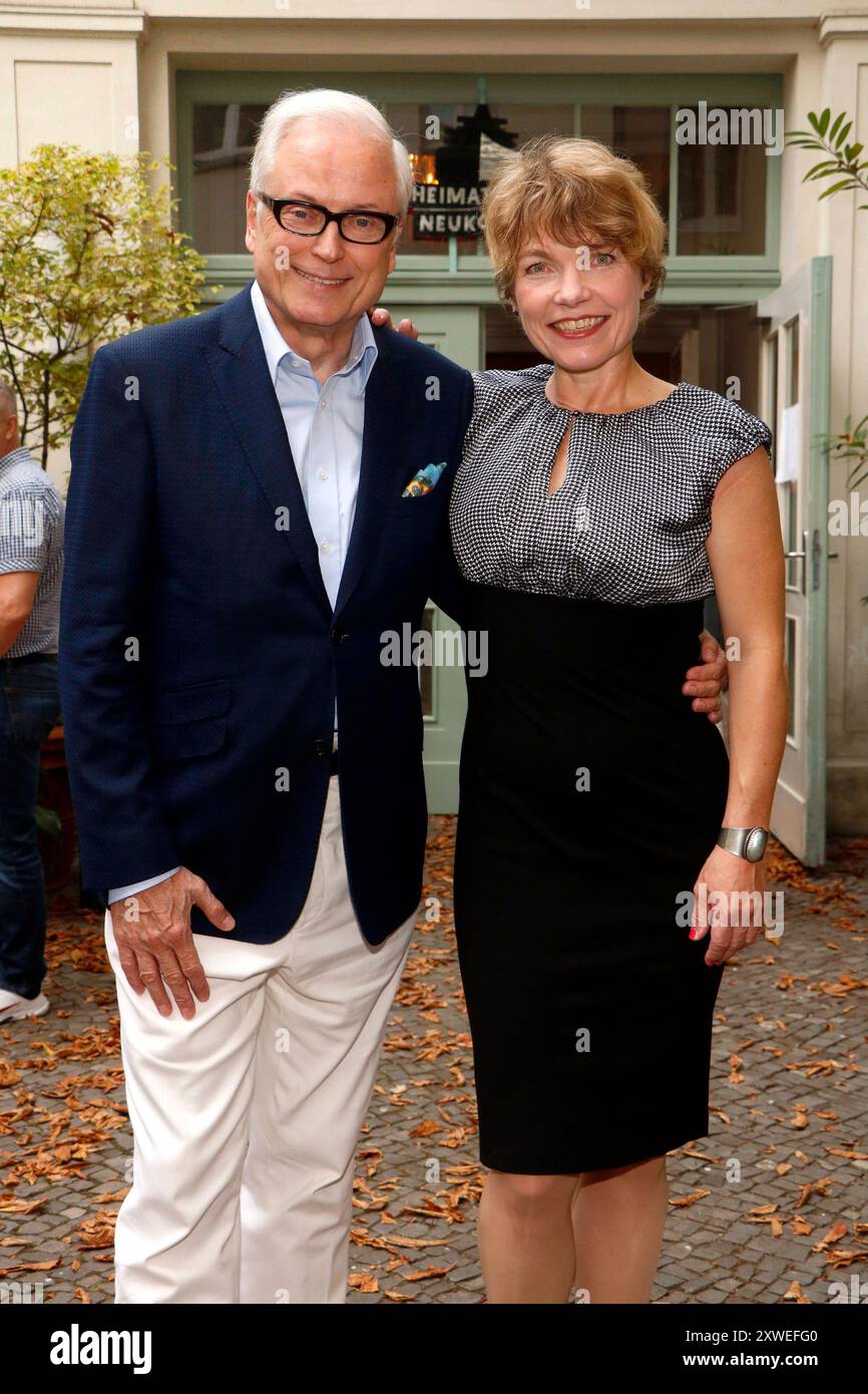 Die Tanzstunde , Premierengäste im Heimathafen Neukölln, Berlin, 18.08.2024 Hans-Jürgen Schatz und Antje Rietz BEI der Ankunft zu der Premiere der Wiederaufnahme von Die Tanzstunde von der Komödie Berlin im Heimathafen Neukölln in Berlin am 18.8,2024. Berlin Heimathafen Neukölln *** Die Tanzstunde , première invités au Heimathafen Neukölln, Berlin, 18 08 2024 Hans Jürgen Schatz et Antje Rietz arrivant à la première de la reprise de Die Tanzstunde Komödie Berlin au Heimathafen Neukölln à Berlin le 18 8 2024 Berlin Heimathafen Neukölln Copyright : xAnitaxBuggex Banque D'Images