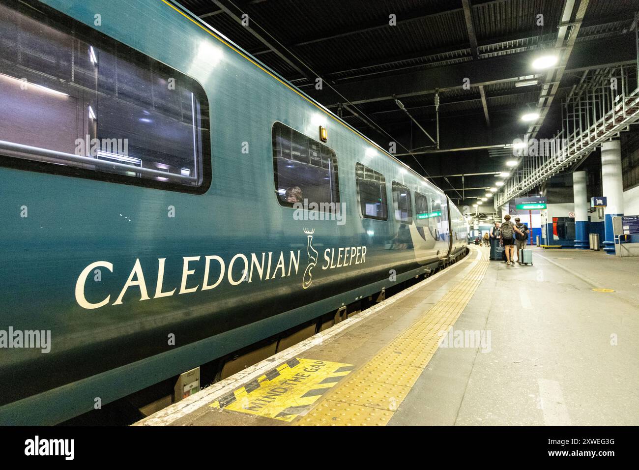Mark 5 transport de passagers du train Caledonian Sleeper en attente de départ à la gare d'Euston, Londres, Angleterre Banque D'Images