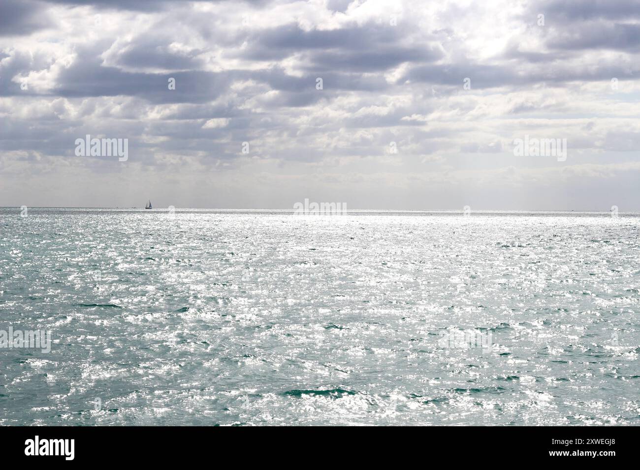 Mer étincelante et nuages spectaculaires au large de la côte des Florida Keys, avec les Bahamas juste au-dessus de l'horizon Banque D'Images