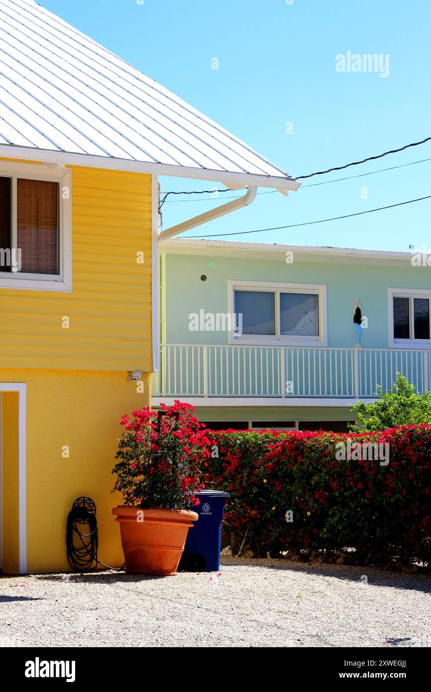 Maisons aux couleurs vives dans les Florida Keys Banque D'Images