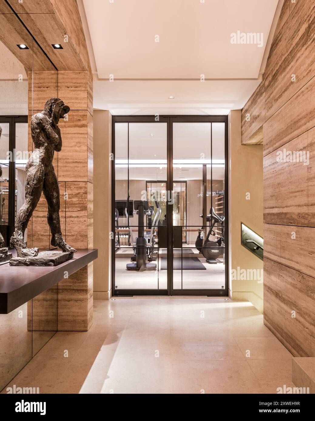 Vue à travers les doubles portes de la salle de gym à la maison dans un appartement britannique moderne de luxe. Londres, Royaume-Uni Banque D'Images