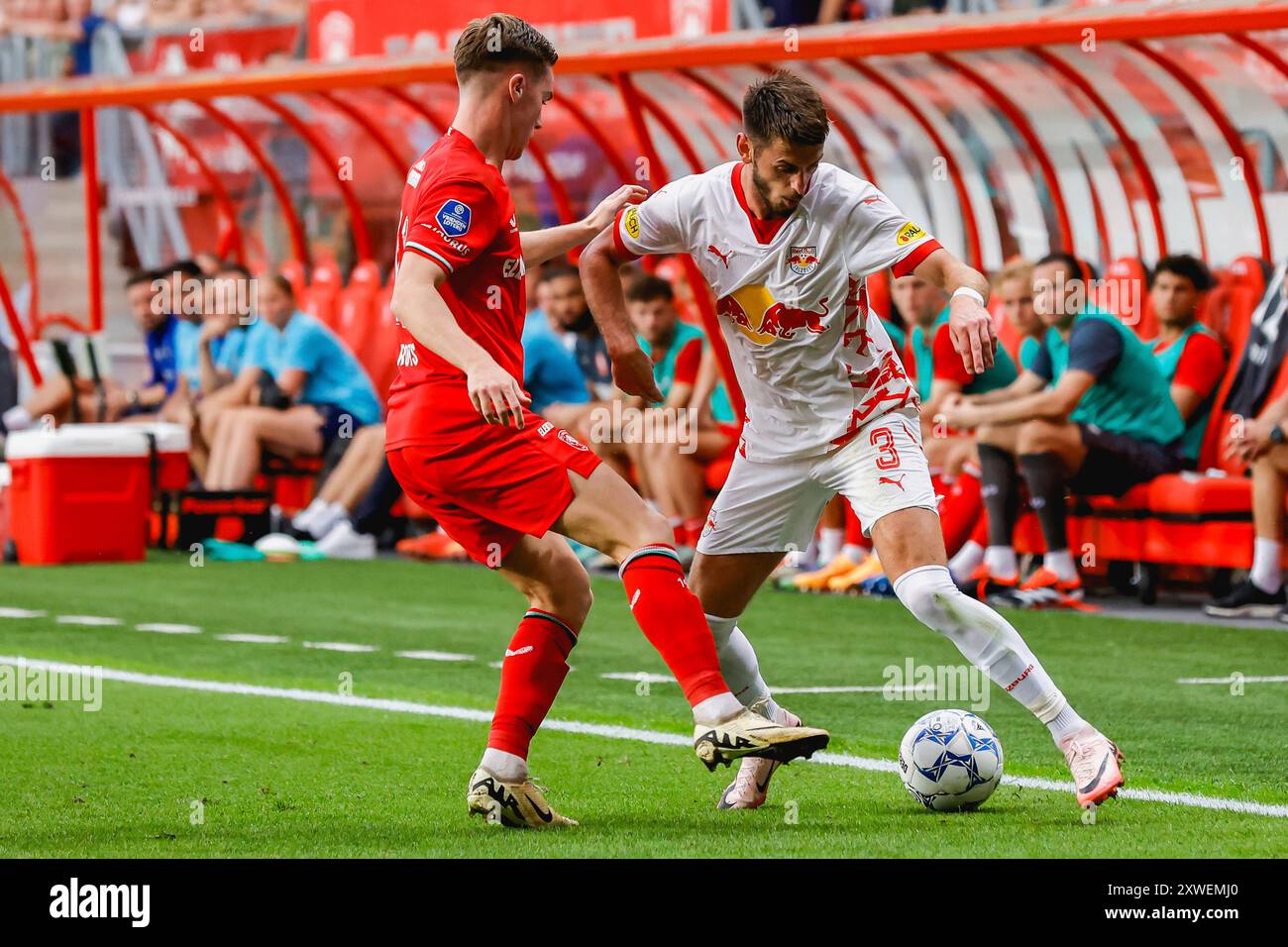 Enschede, pays-Bas. 13 août 2024. ENSCHEDE, PAYS-BAS - 13 AOÛT : Daan pourrit du FC Twente en lutte pour la possession avec Aleksa Terzic du Red Bull Salzburg lors du troisième tour de qualification de la Ligue des champions de l'UEFA, match de 2e manche entre le FC Twente et le Red Bull Salzburg à de Grolsch Veste, le 13 août 2024 à Enschede, pays-Bas. (Photo de Raymond Smit/Orange Pictures) crédit : dpa/Alamy Live News Banque D'Images