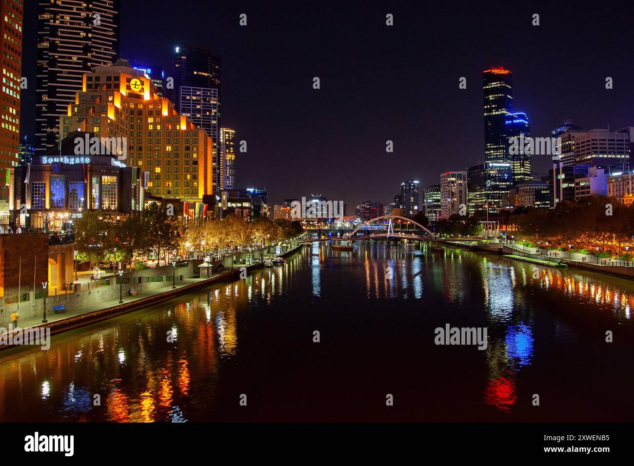 Southbank promenade et Flinders Walk la nuit depuis St Kilda Road Bridge Melbourne Australie 2010 Banque D'Images