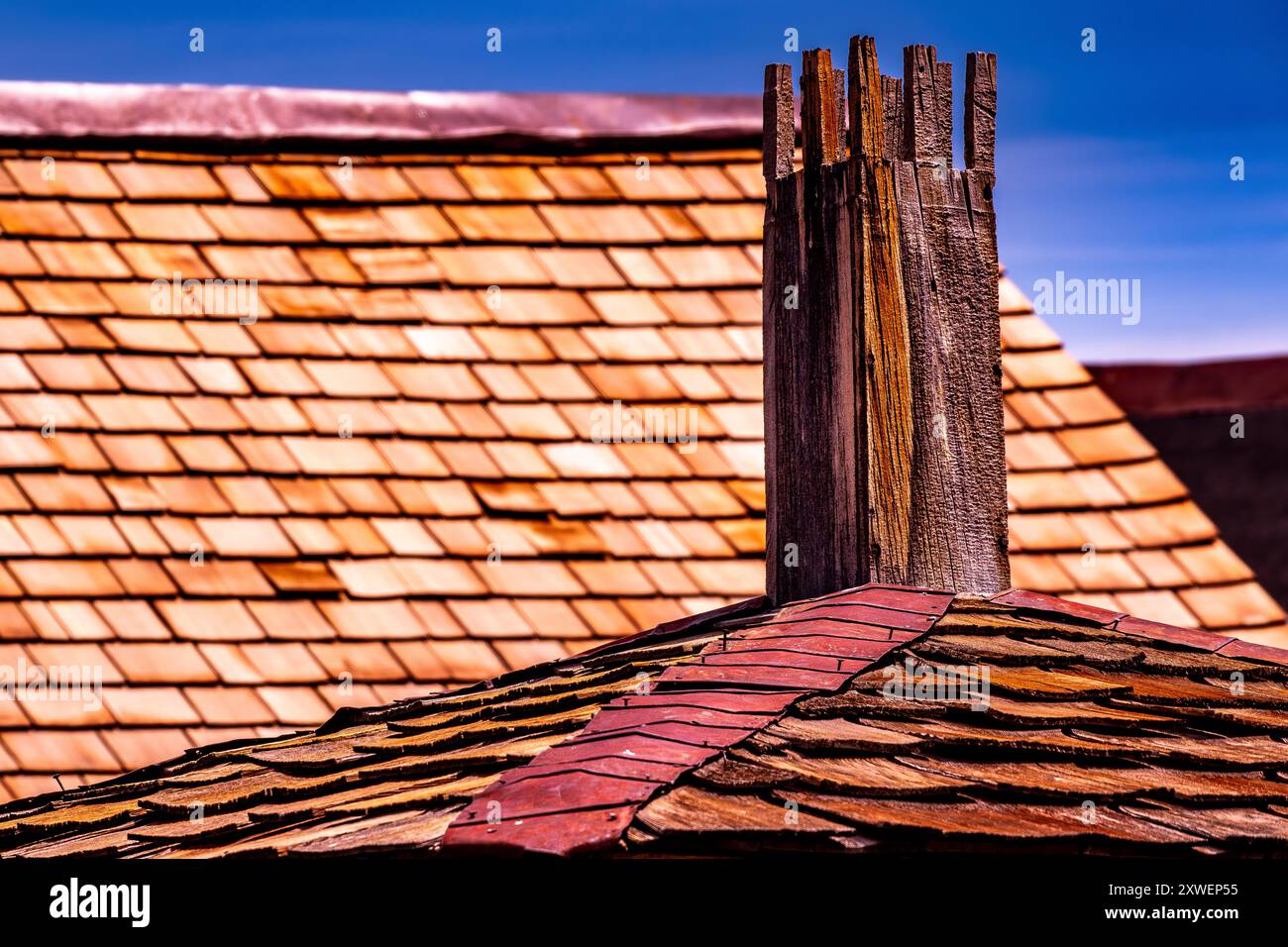 Voici une photo des toits sur un vieux bâtiment de la ville fantôme Bodie State Historic Park en Californie. Banque D'Images