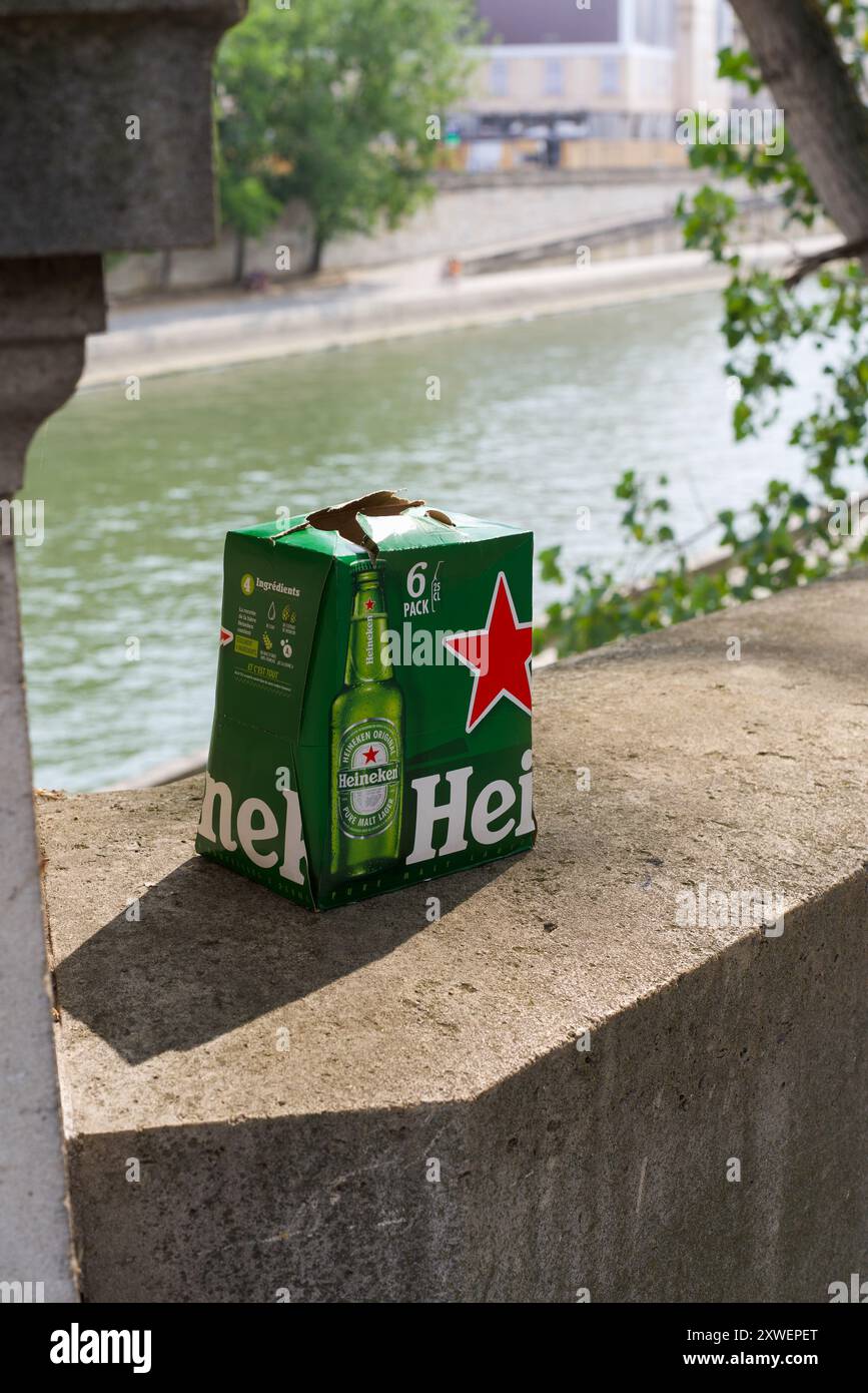 Paris, France 08.19.24. Emballage en carton d'un paquet de 6 bouteilles de bière Heineken laissé sur un mur le long des berges de la Seine, Paris Banque D'Images Paris, France 08.19.24. Emballage en carton d'un paquet de 6 bouteilles de bière Heineken laissé sur un mur le long des berges de la Seine, Paris Banque D'Images