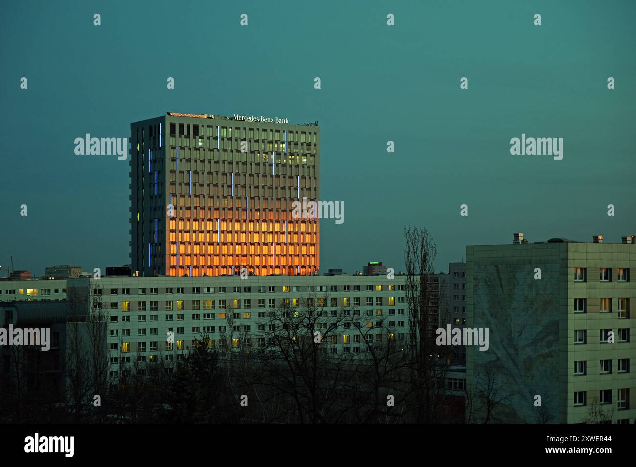 Gebäude der Mercesdes Benz Bank in Berlin an der Otto-Braun-Straße in Berlin Friedirchshain befindet sich das Gebäude der Mercedes Benz Bank. Auf der Westfassade des Gebäudes spiegelt sich der Sonnenuntergang wieder. Berlin-Freidrichshain Berlin Deutschland *** Mercedes Benz Bank Building à Berlin le Mercedes Benz Bank Building est situé sur Otto Braun Strasse à Berlin Friedirchshain le coucher de soleil se reflète sur la façade ouest du bâtiment Berlin Freidrichshain Berlin Allemagne Banque D'Images