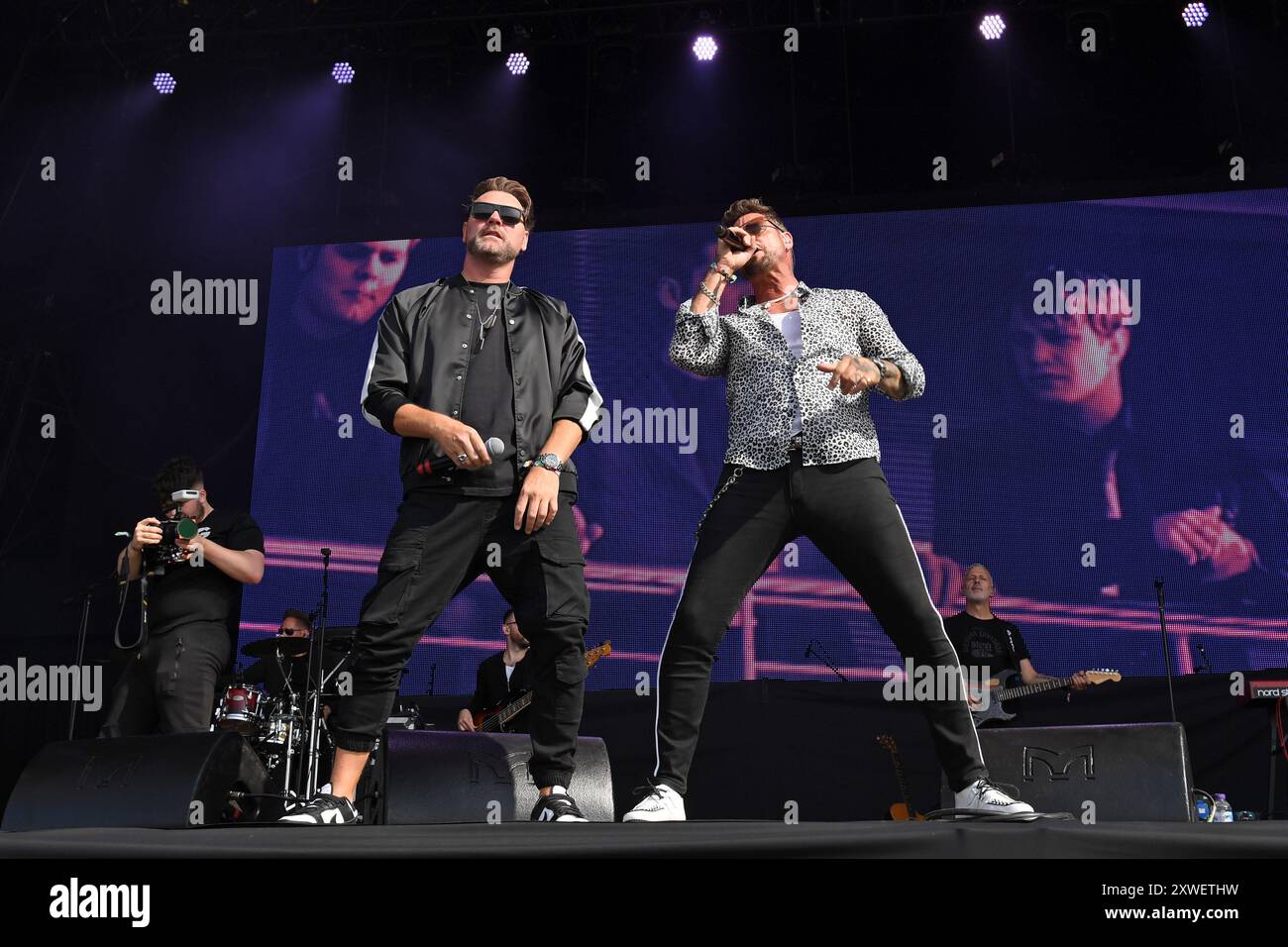 HENLEY-ON-THAMES, ANGLETERRE - 17 AOÛT : Brian McFadden et Keith Duffy de « Boyzlife » jouant à Rewind, Temple Island Meadows le 17 août 2024 in Banque D'Images