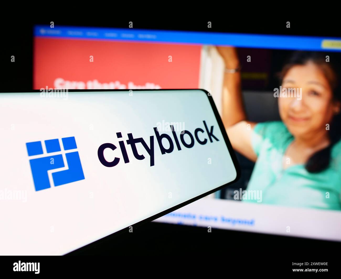 Téléphone portable avec le logo de la société américaine de services de santé Cityblock Health Inc en face du site Web. Mettez l'accent sur le centre-gauche de l'écran du téléphone. Banque D'Images