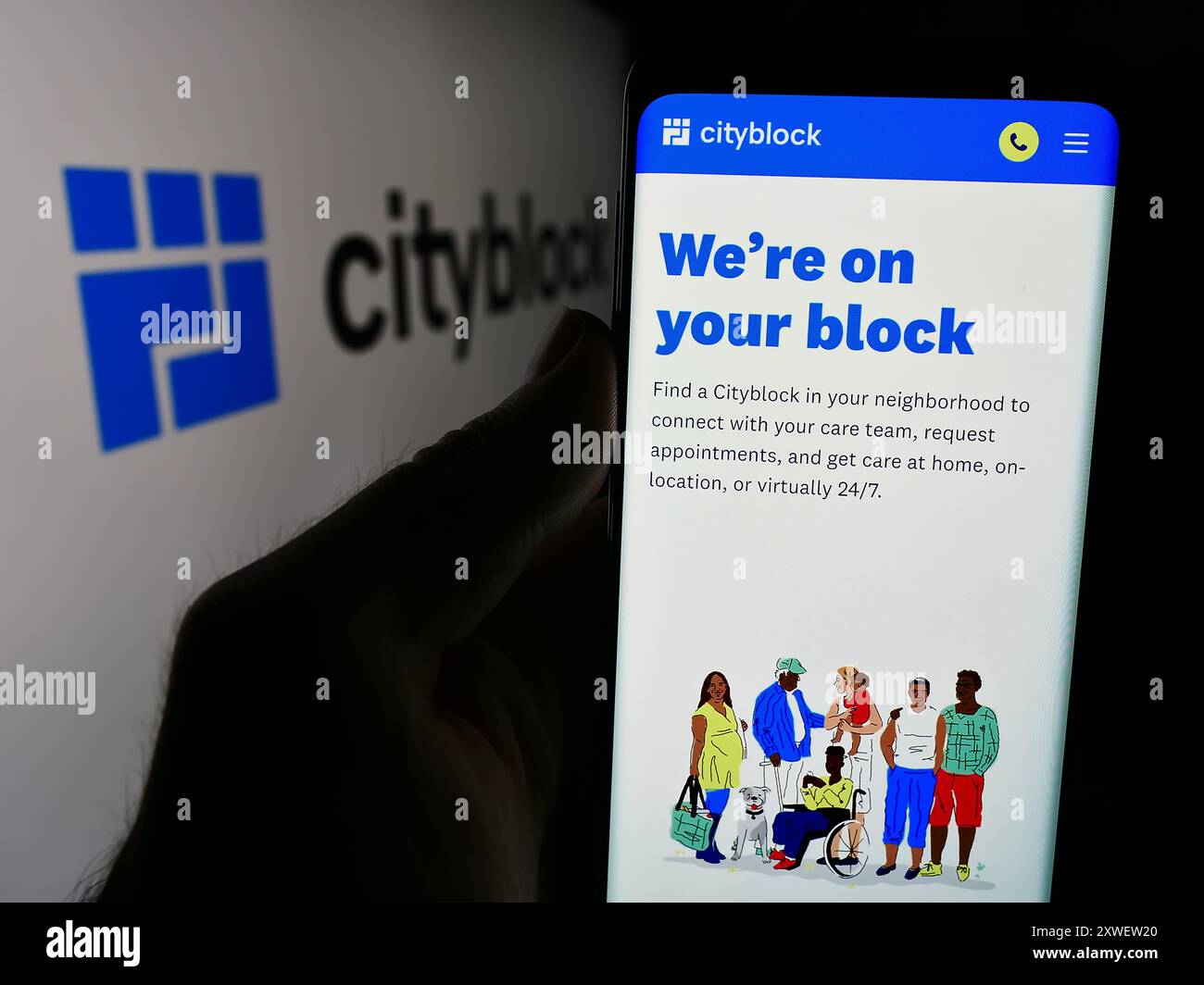 Personne tenant le téléphone portable avec la page Web de la société de services de santé américaine Cityblock Health Inc devant le logo. Concentrez-vous sur le centre de l'écran du téléphone. Banque D'Images