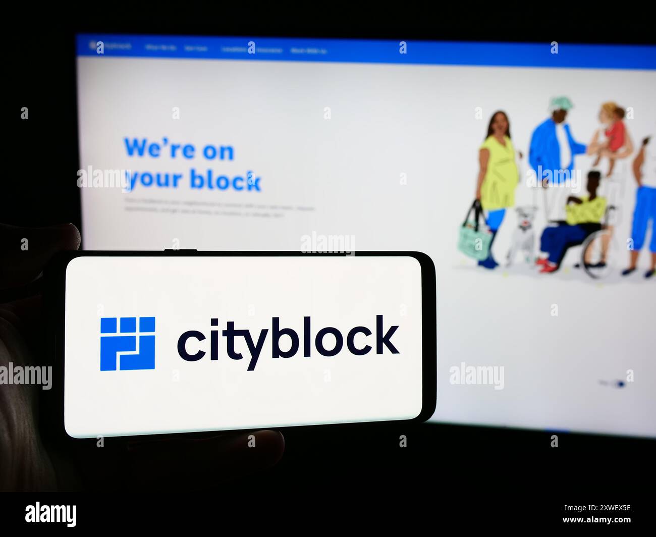 Personne tenant un smartphone avec le logo de la société de services de santé américaine Cityblock Health Inc en face du site Web. Concentrez-vous sur l'affichage du téléphone. Banque D'Images
