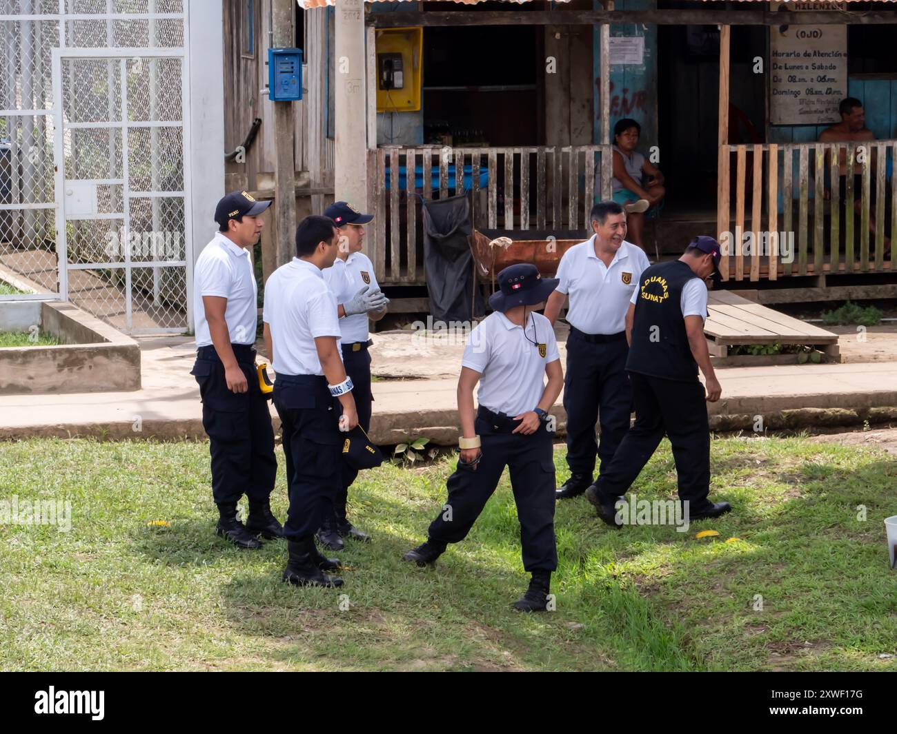 Chimbote, Pérou - 3 décembre 2018 : L'équipe de dédouanement au poste de contrôle dans le petit village sur la rive du fleuve Amazone. Pérou, Amazonie, Sud Banque D'Images