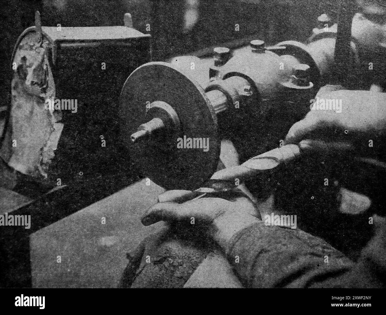 Fabrication du foret : meulage grossier les goujures. Cette photographie est tirée d'une large sélection d'illustrations et de photos d'ingénierie principalement non attribuées qui ont été publiées à l'origine en 1936. Les tailles et la qualité des originaux varient assez largement. Banque D'Images