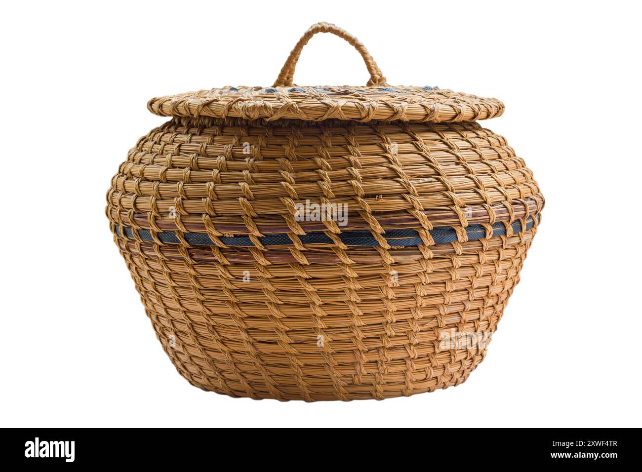 Panier rond en osier avec couvercle d'Afrique du Sud isolé sur fond blanc - produit d'Afrique du Sud, Afrique du Sud Banque D'Images