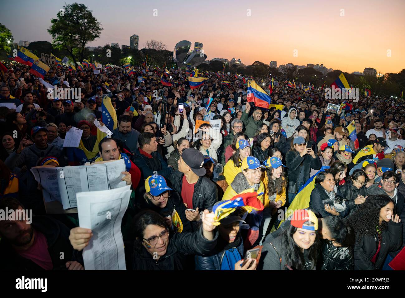 Buenos Aires, Argentine. 17 août 2024. Des manifestants participent à la manifestation. María Corina Machado a remporté un appel massif dans 373 villes du monde entier pour défendre la volonté des Vénézuéliens exprimée lors des élections du 28 juillet et protester contre la fraude de Nicolás Maduro. Crédit : SOPA images Limited/Alamy Live News Banque D'Images