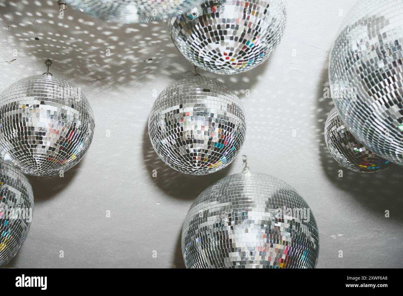 Une vue de plusieurs boules disco suspendues au plafond. Banque D'Images