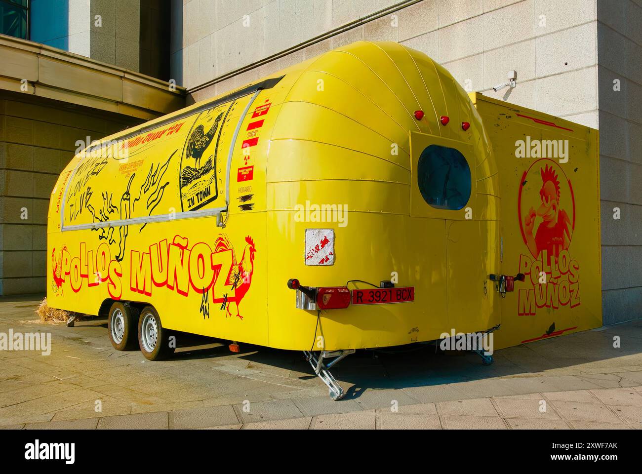 Pollos Munoz food truck de la célèbre étoile Michelin chef espagnol Dabiz Munoz au grand magasin El Corte Ingles août 2024 Santander Cantabrie Espagne Banque D'Images