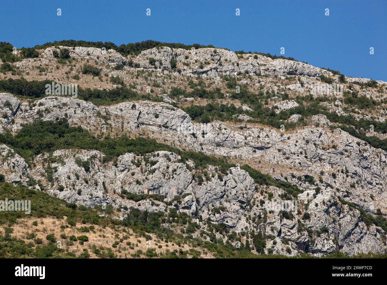 Paysage de montagne avec ciel bleu et arbres. Une église se dresse au sommet de la montagne. Vue de dessus. Horizontal Banque D'Images