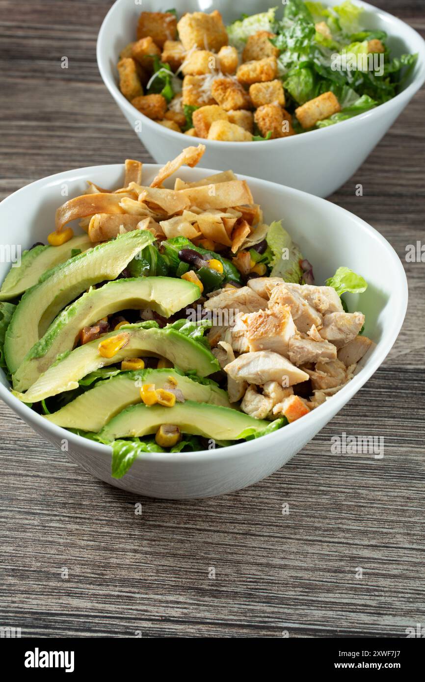 Vue sur une salade de poulet du sud-ouest et une salade César. Banque D'Images