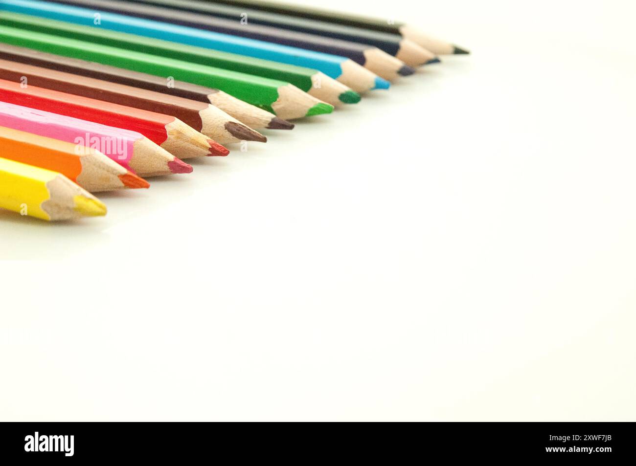 Crayons de couleur sur un fond blanc. Banque D'Images