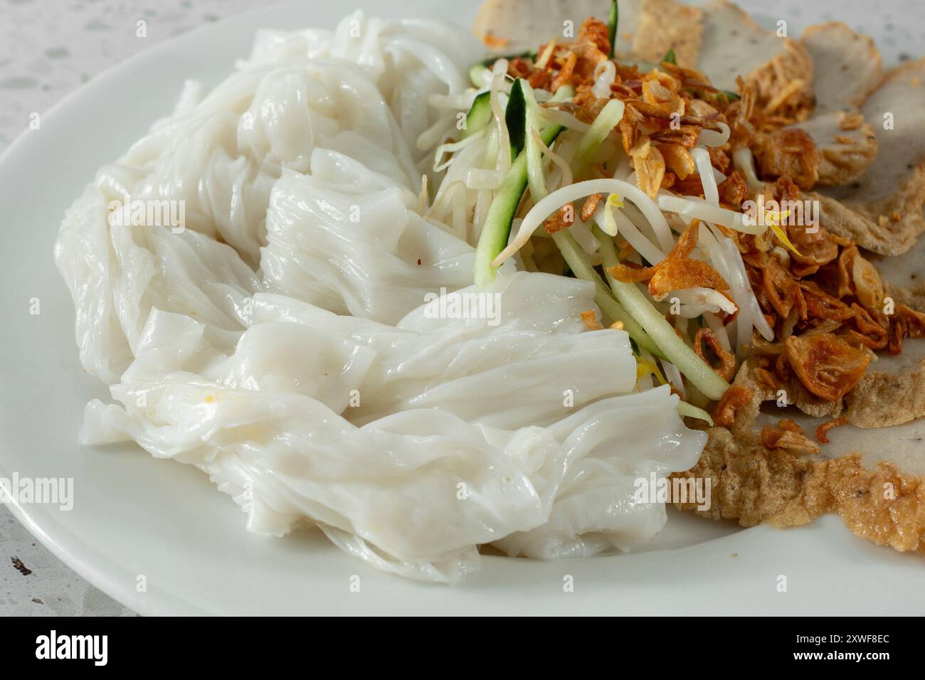 Une vue rapprochée d'une assiette de banh uot cha CA. Banque D'Images