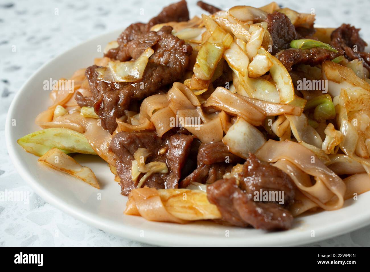 Une vue rapprochée d'une assiette de chow de bœuf amusant. Banque D'Images