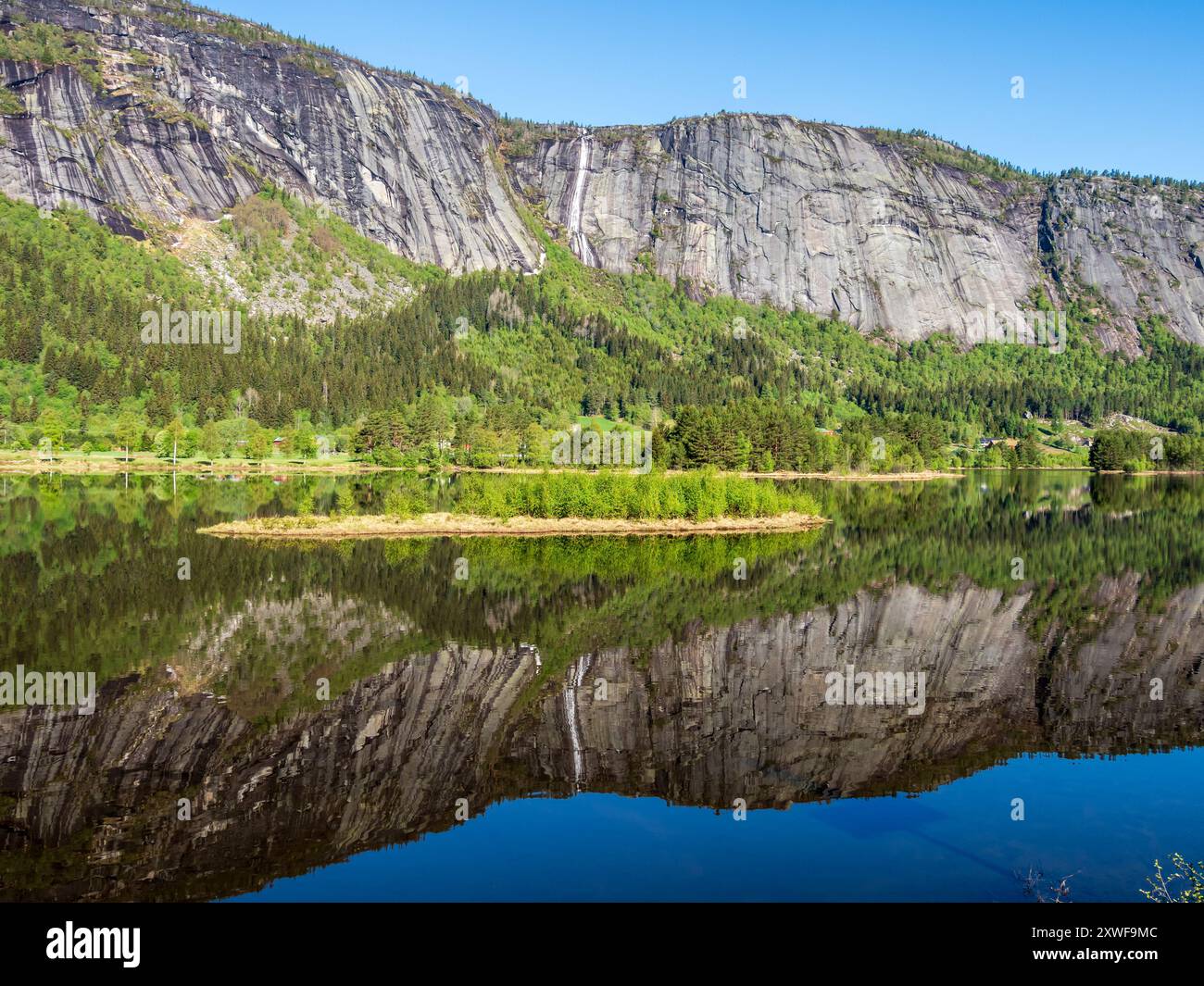 Rivière Otra au village Valle, reflets de cascade et de montagnes escarpées dans la rivière calme, vallée de Setesdal, Norvège Banque D'Images