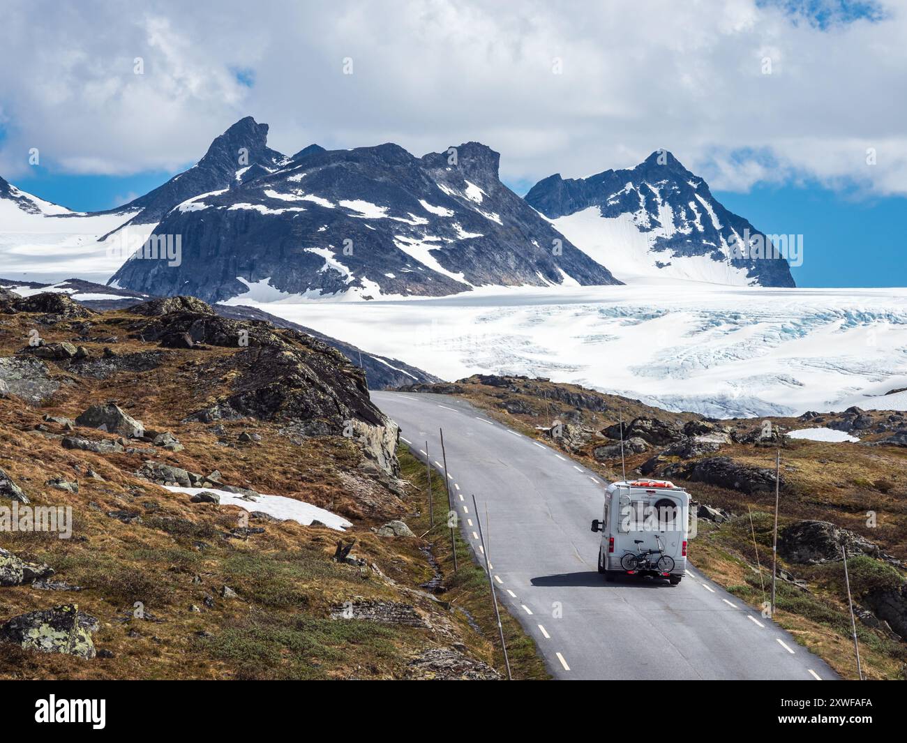Camping-car, traversée de montagne Sognefjellsvegen, vue vers le glacier, col de montagne sur le Sognefjellet, Norvège Banque D'Images