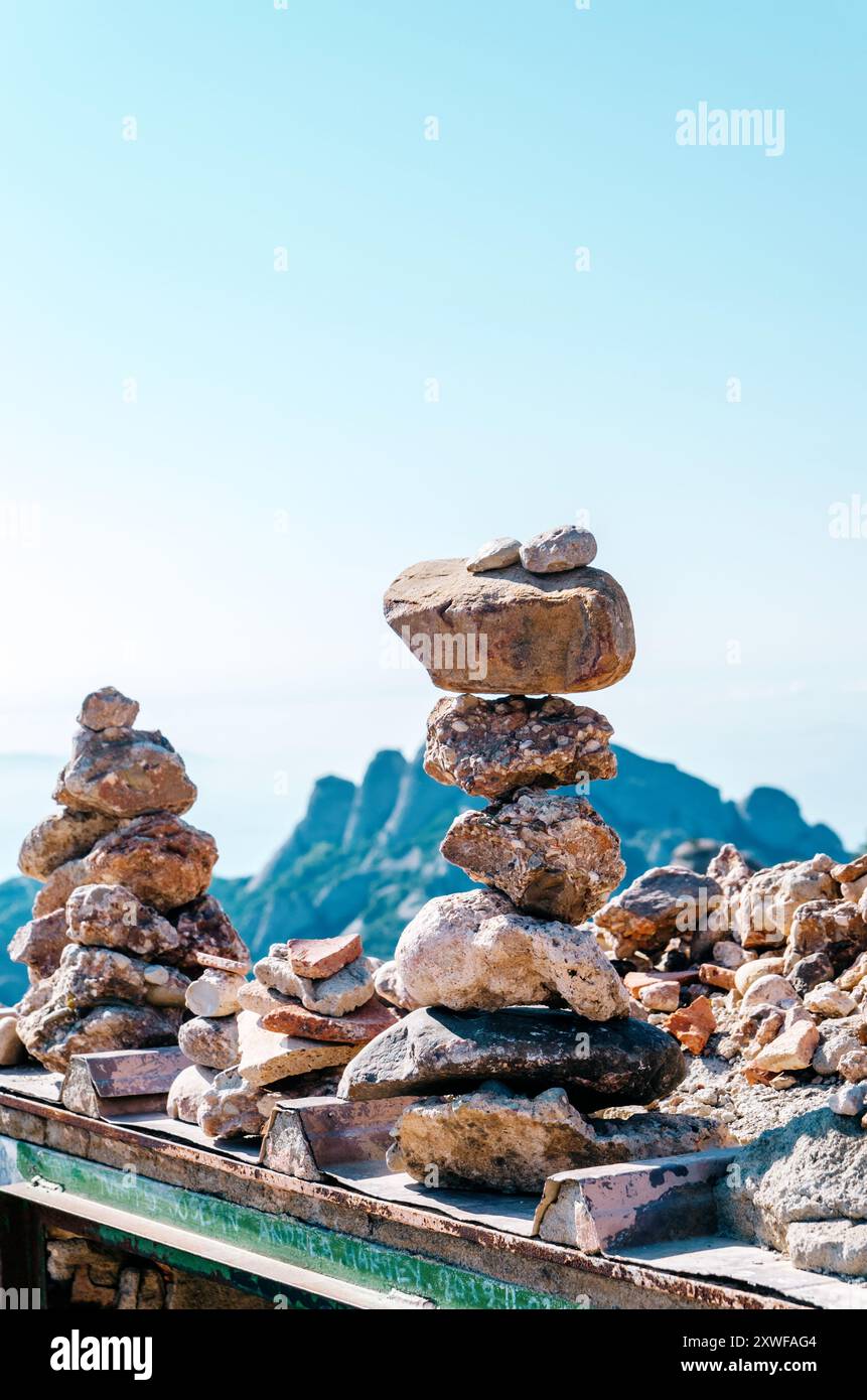 Rock cairns avec les montagnes de Montserrat en arrière-plan Banque D'Images