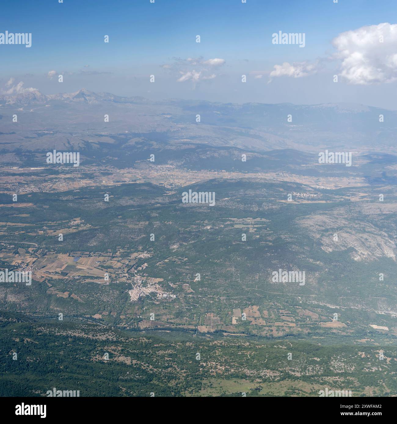 Paysage urbain aérien, à partir d'un planeur, avec le village historique de Fontecchio, tourné de l'ouest dans la lumière de l'été, Apennins, L'Aquila, Abruzzes, Ita Banque D'Images