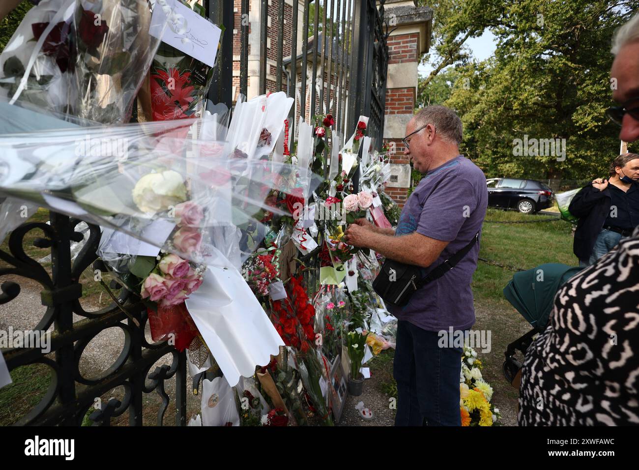 Douchy, France. 19 août 2024. Fleurs à la mémoire de l'acteur français Alain Delon à l'entrée de sa résidence à Douchy-Montcorbon, France, le 19 août 2024. Delon meurt le 18 août 2024, à l'âge de 88 ans. Photo Raphael Lafargue/ABACAPRESS. COM Credit : Abaca Press/Alamy Live News Banque D'Images